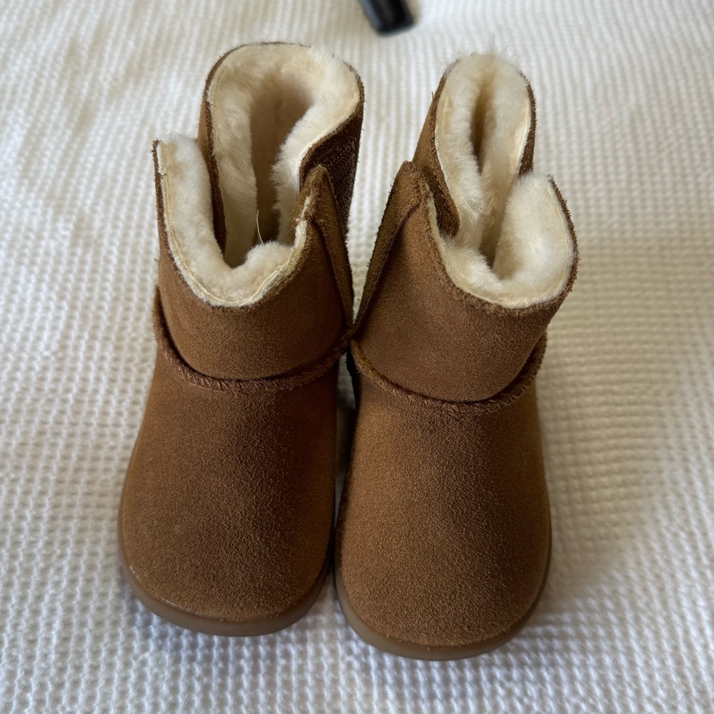 Ugg Baby/Toddler boots in Chestnut - size 4/5